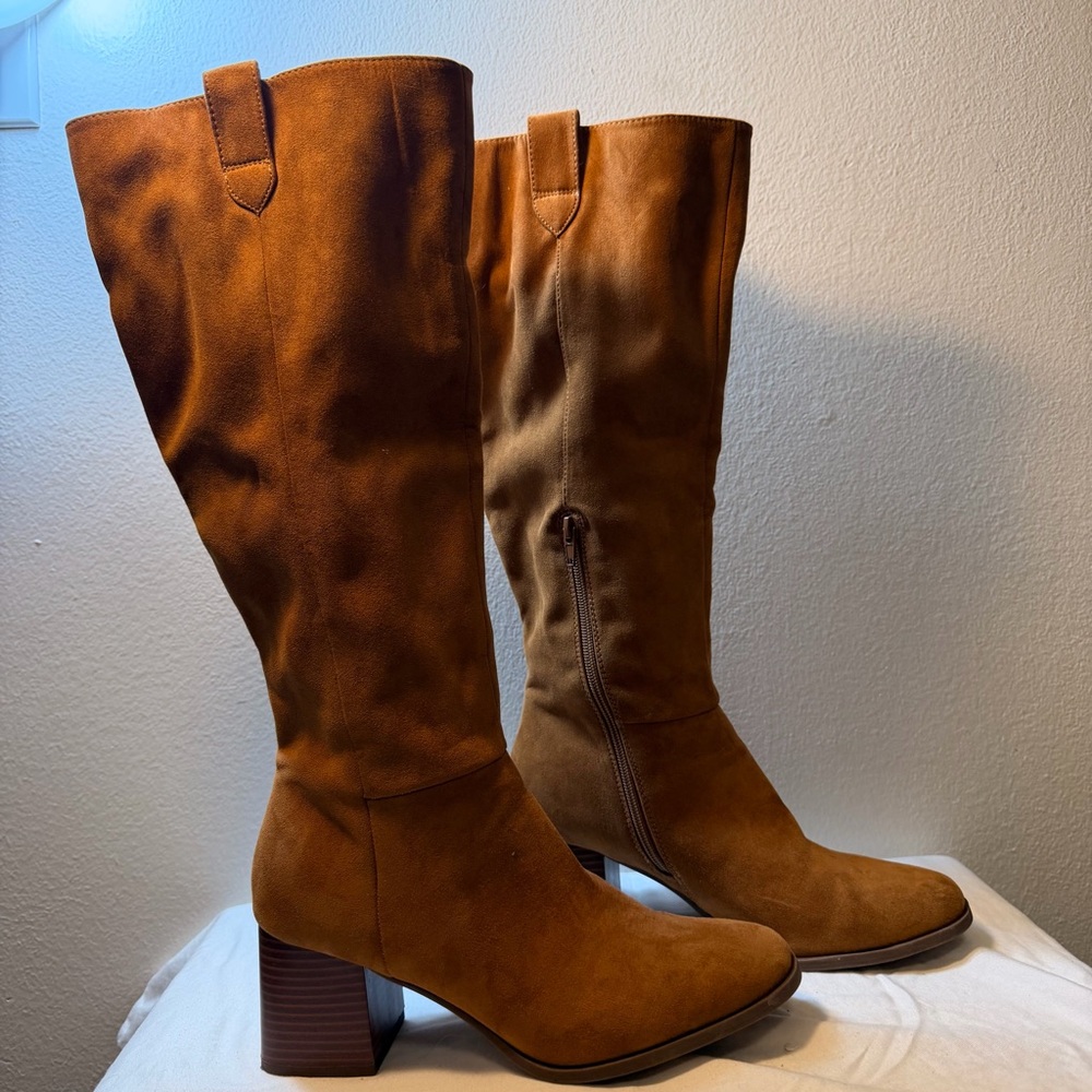 SM New York Tall Suede Block Heel Boots in Cognac Brown